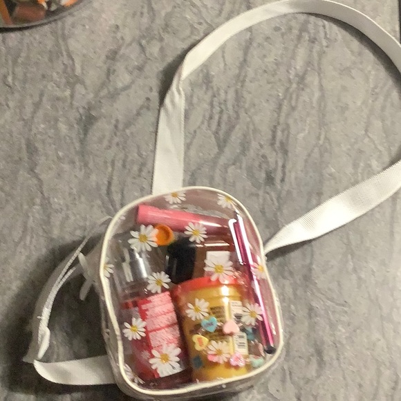 Small, cute bag with daisies on it fits 12 to 9 stuff Great for kids. - Picture 4 of 6